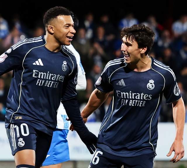 姆巴佩与皇马队友庆祝画面