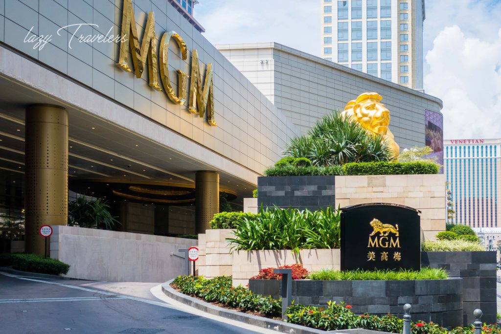 美高梅澳门入口外观与标志性金色狮子雕塑