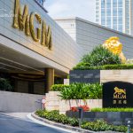 美高梅澳门入口外观与标志性金色狮子雕塑