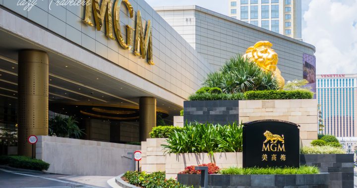 美高梅澳门入口外观与标志性金色狮子雕塑