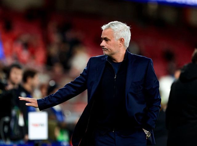 穆里尼奥场边指挥比赛画面