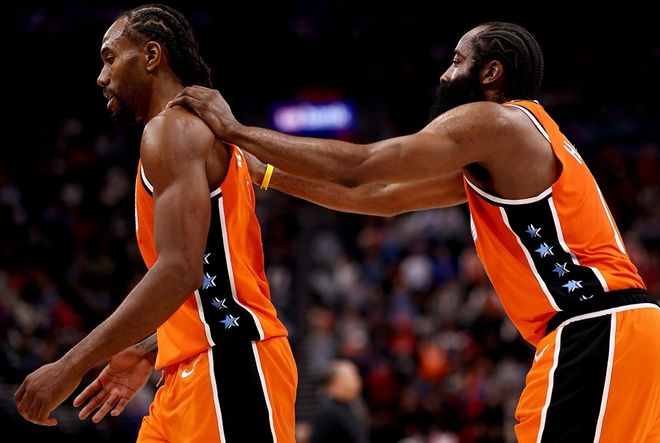 NBA 全明星比赛画面，哈登与伦纳德身穿橙色全明星球衣同场出战