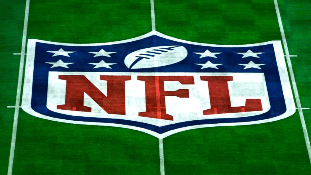 NFL 标志展示在美式橄榄球场中央草坪，象征超级碗赛事与博彩市场