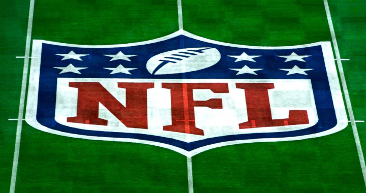 NFL 标志展示在美式橄榄球场中央草坪，象征超级碗赛事与博彩市场