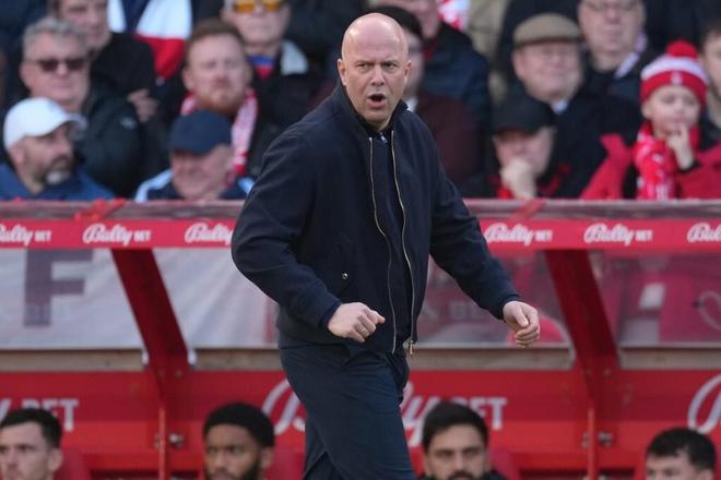 诺丁汉森林主帅佩雷拉场边指挥画面