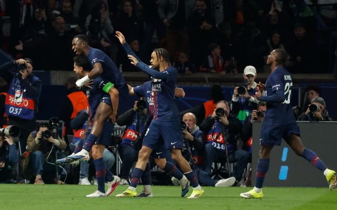 欧冠16强球队庆祝晋级瞬间