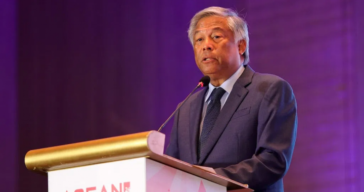 PAGCOR主席在讲台发言谈收入下滑