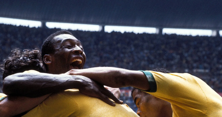 贝利与巴西队友拥抱庆祝，1970世界杯瞬间