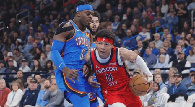 NBA 比赛中鹈鹕新秀费尔斯持球突破雷霆防守球员