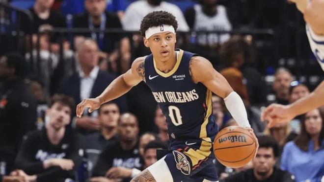 鹈鹕比赛现场，费尔斯运球组织进攻观察防守站位