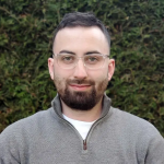 PowerPlay 产品经理在户外背景下的官方采访形象