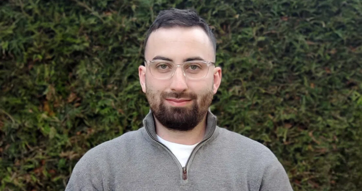 PowerPlay 产品经理在户外背景下的官方采访形象