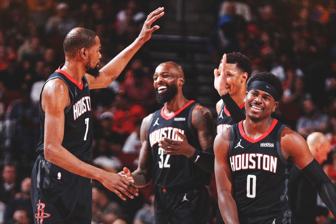 火箭球员比赛庆祝场面