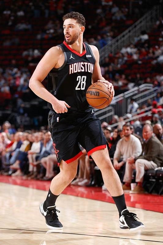 火箭申京持球推进画面