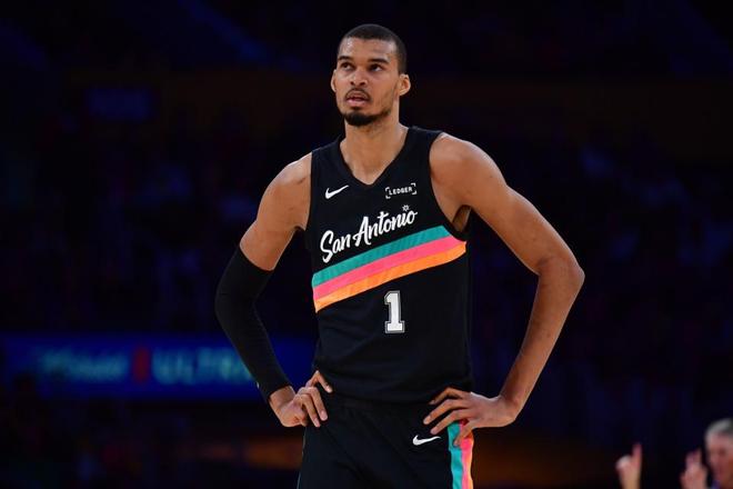 马刺文班亚马场上站位画面