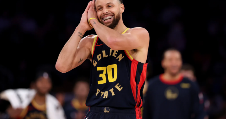 库里穿勇士球衣微笑致意聚焦告别演出