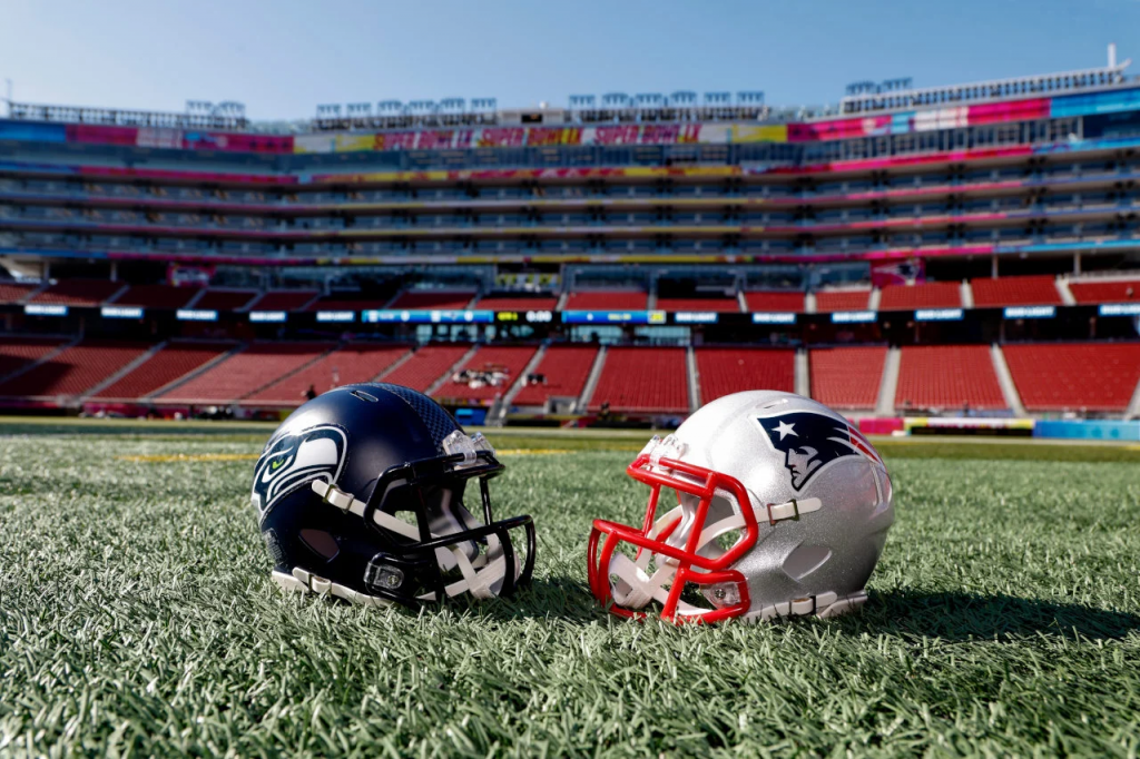 超级碗比赛场地草坪上两支球队头盔相对，象征超级碗投注关注度上升