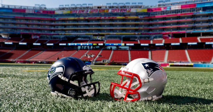 超级碗比赛场地草坪上两支球队头盔相对，象征超级碗投注关注度上升