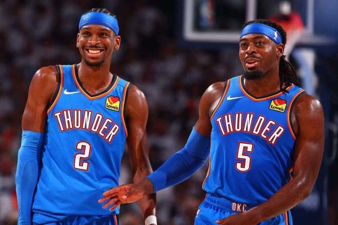 雷霆核心球员赛场配合画面