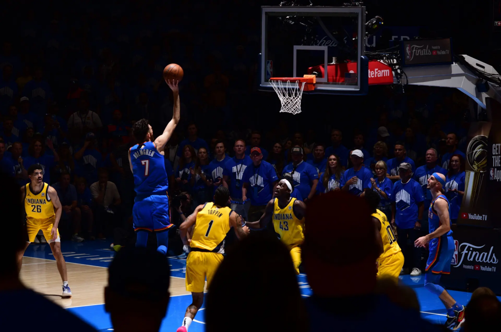 雷霆球员上篮出手 现场观众背景