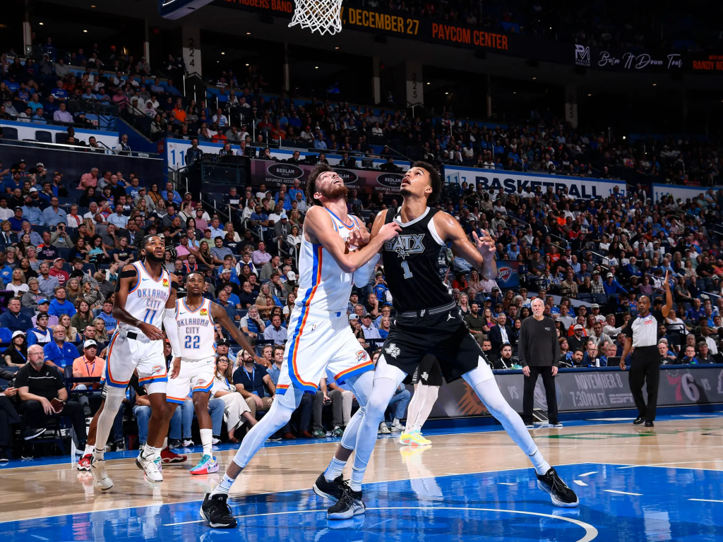 霍姆格伦、文班亚马篮下卡位 争抢篮板瞬间