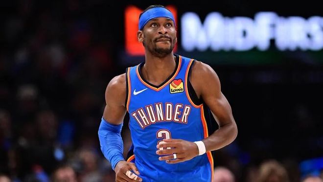 雷霆后卫亚历山大身穿蓝色球衣比赛画面