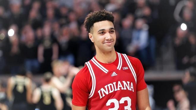 杰克逊-戴维斯大学时期身穿印第安纳球衣微笑出场