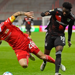 柏林联合与拜仁慕尼黑德甲比赛中场激烈拼抢瞬间