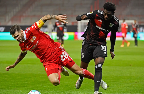 柏林联合与拜仁慕尼黑德甲比赛中场激烈拼抢瞬间