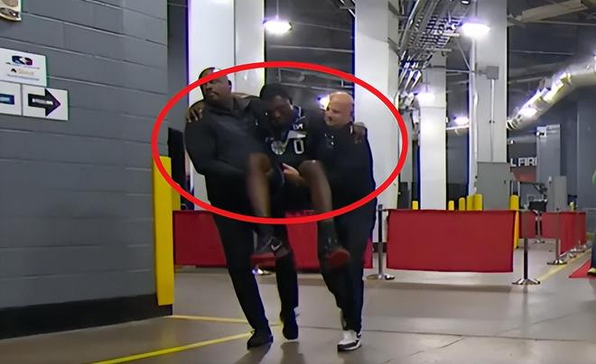 小文斯·威廉姆斯受伤被工作人员搀扶离场