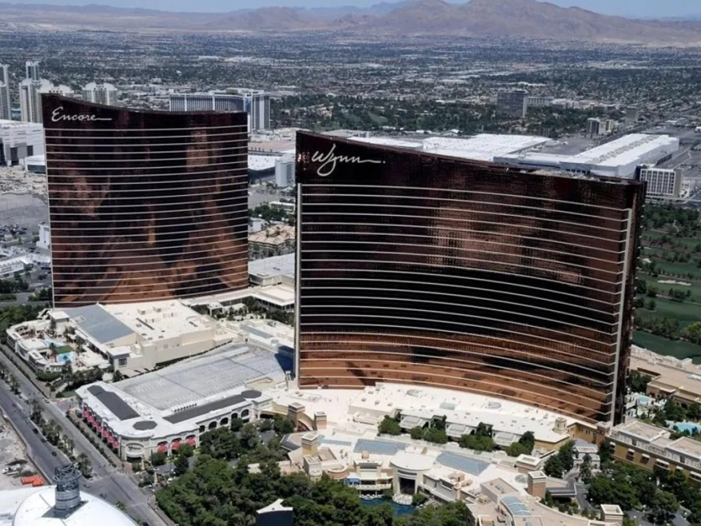 拉斯维加斯永利酒店双塔建筑航拍画面与度假村主题