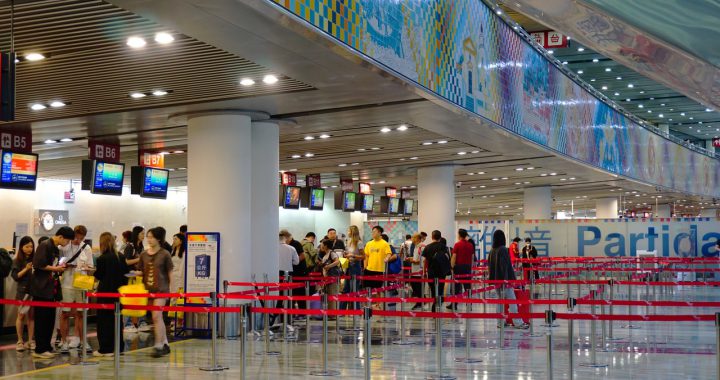 机场旅客排队办理出境手续