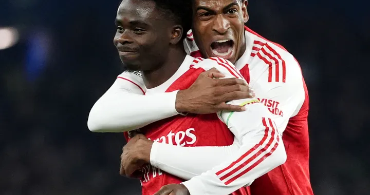 阿森纳球员庆祝进球英超比赛瞬间