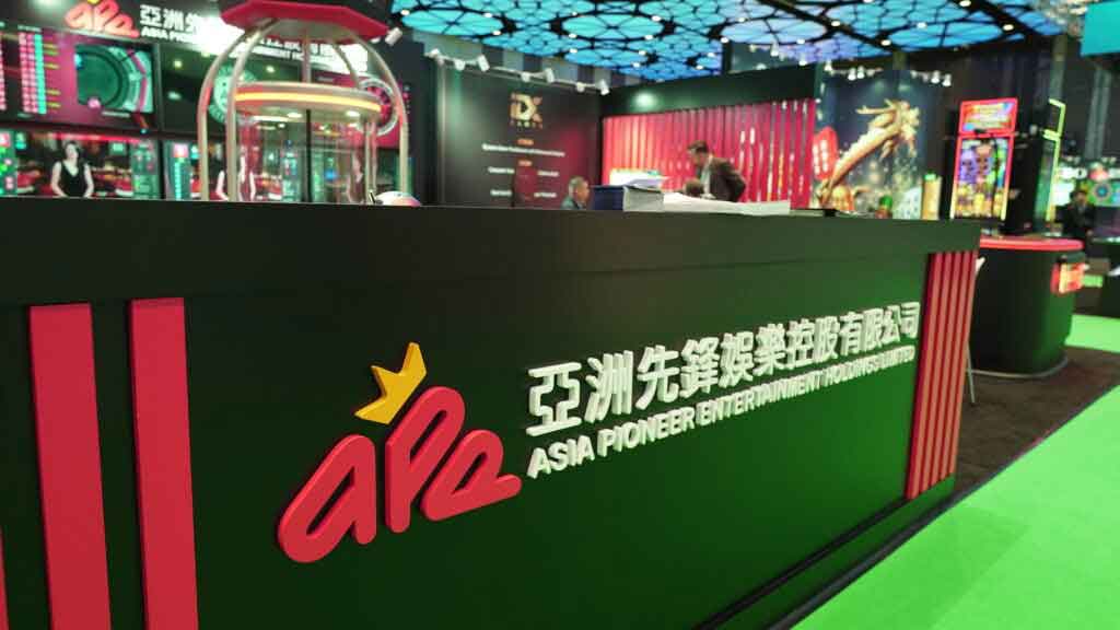 亚洲先锋娱乐展台展示电子博彩设备与品牌标识