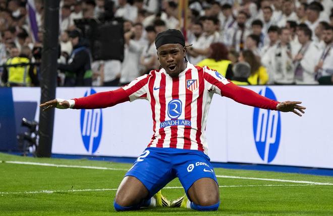 马竞球员滑跪庆祝进球现场画面