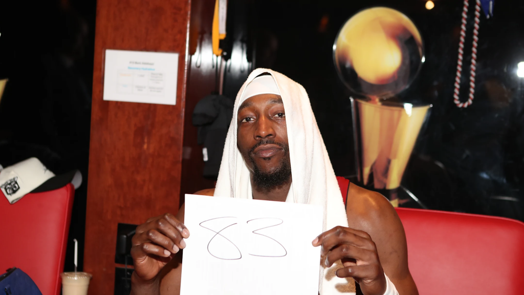 阿德巴约赛后手持83分纸张接受采访