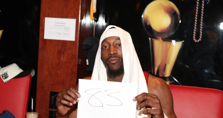 阿德巴约赛后手持83分纸张接受采访