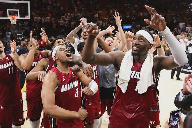 阿德巴约83分比赛后热火全队庆祝瞬间