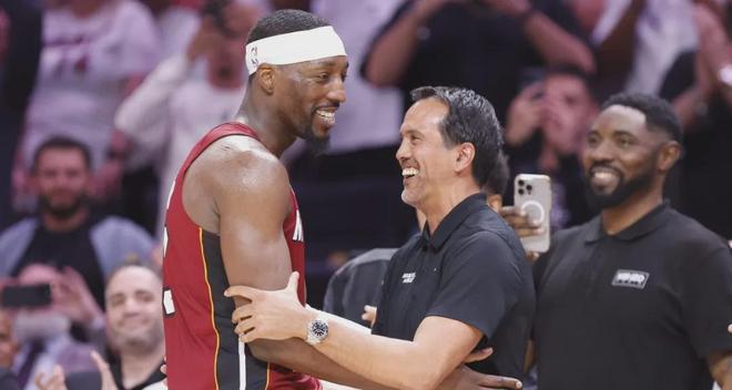 阿德巴约赛后与热火主教练拥抱庆祝