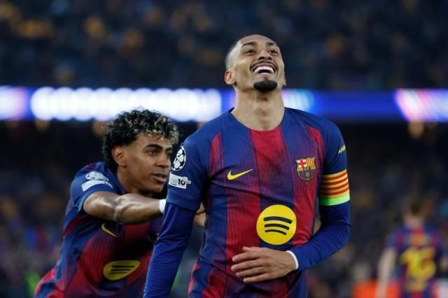 巴塞罗那球员欧冠比赛庆祝进球画面