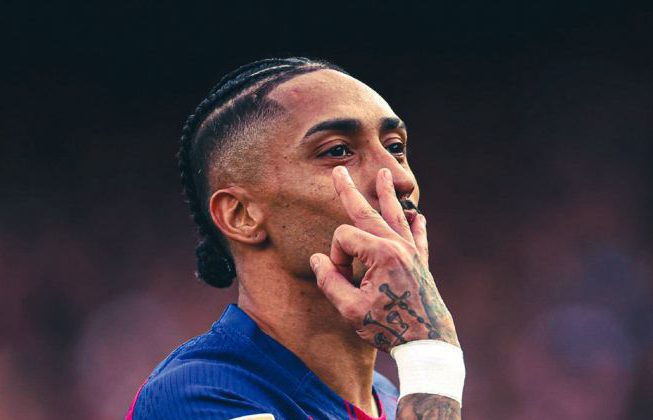 巴萨球员拉菲尼亚庆祝进球西甲比赛画面