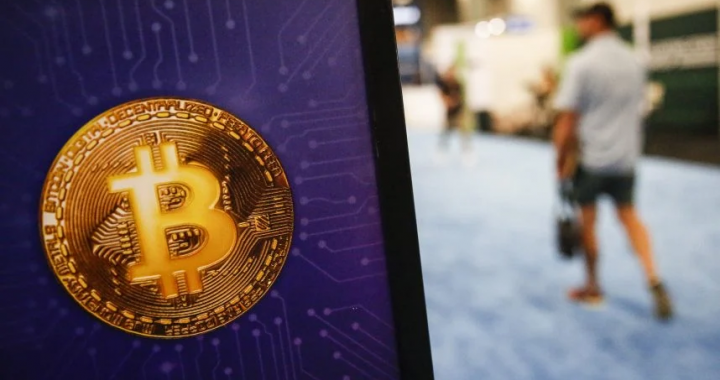 比特币标志显示在电子屏幕上象征加密货币交易环境