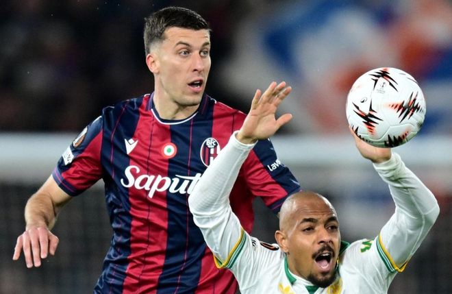 博洛尼亚与罗马中场缠斗比赛画面