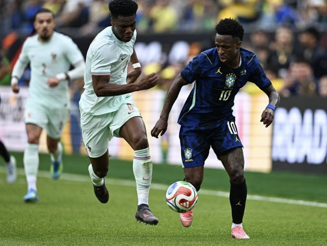 巴西与法国球员比赛中对抗争抢场景