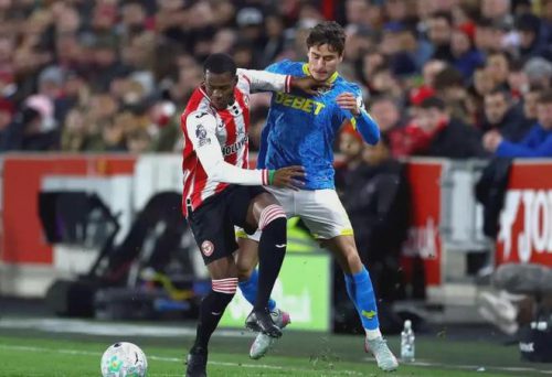 布伦特福德与对手比赛拼抢画面