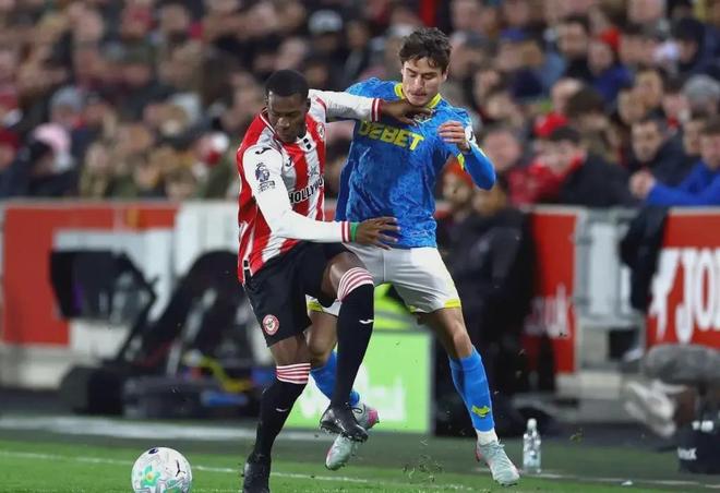 布伦特福德与对手比赛拼抢画面