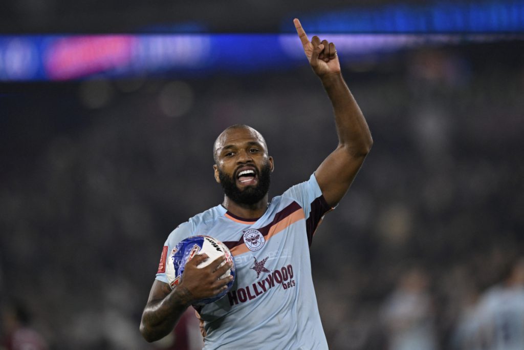 布伦特福德前锋在英超比赛中庆祝进球