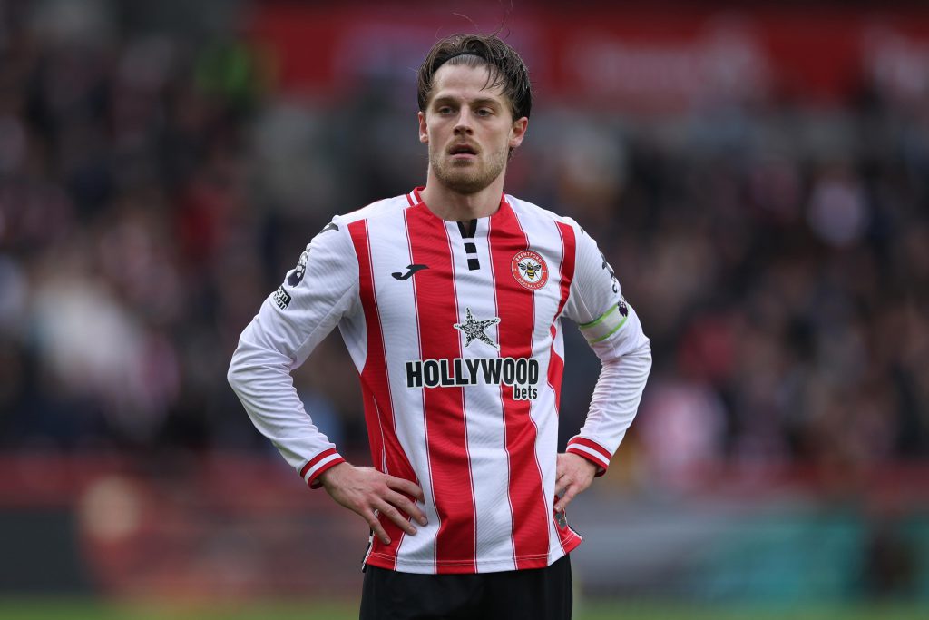 布伦特福德球员在英超赛场比赛准备画面