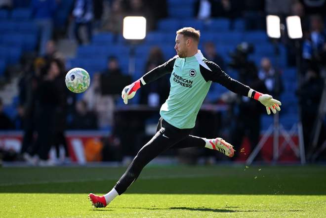 布莱顿门将斯蒂尔训练中大脚开球画面