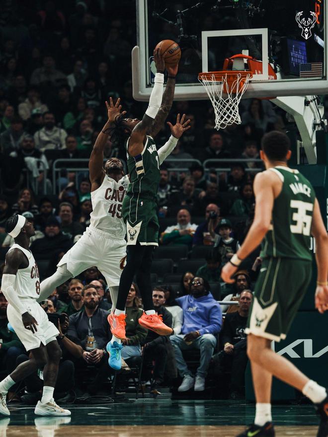 雄鹿球员篮下对抗骑士防守上篮画面